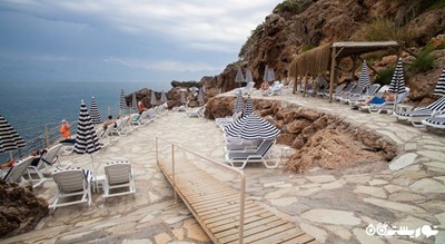 تخت های حمام آفتاب کنار ساحل